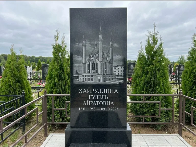 Мусульманский памятник с гравировкой мечети — панорама мечети во всю ширину стелы, работа «Хайруллина» в Иркутске