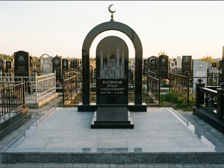 Мусульманский памятник с гравировкой мечети: монументальная стела-арка с полумесяцем на вершине — детализированная гравировка мечети Кул-Шариф, мощёная гранитная площадка с бордюром, работа «Юсупов» в Иркутске
