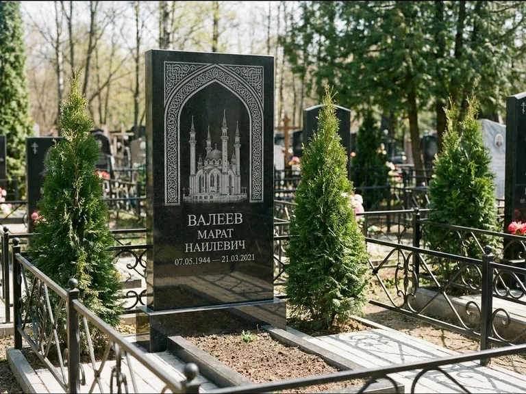 Мусульманский памятник с гравировкой мечети — мечеть в восточной арке с орнаментом, работа «Валеев» в Иркутске