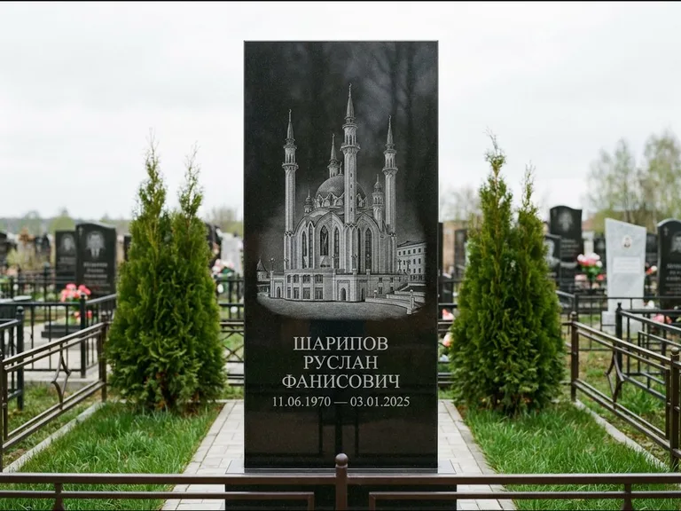 Мусульманский памятник с гравировкой мечети — мечеть Кул-Шариф на обороте стелы, работа «Шарипов» в Иркутске