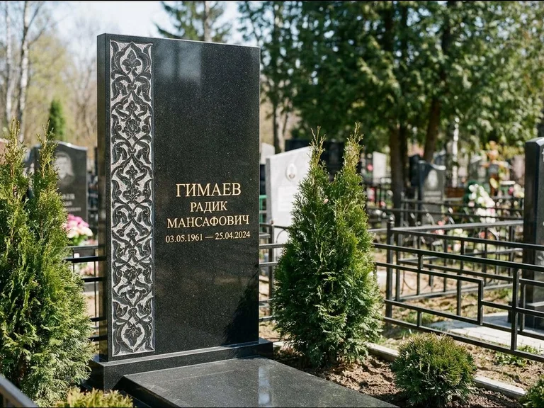 Мусульманский памятник — колонна ислими по краю стелы, работа «Гимаев» в Иркутске