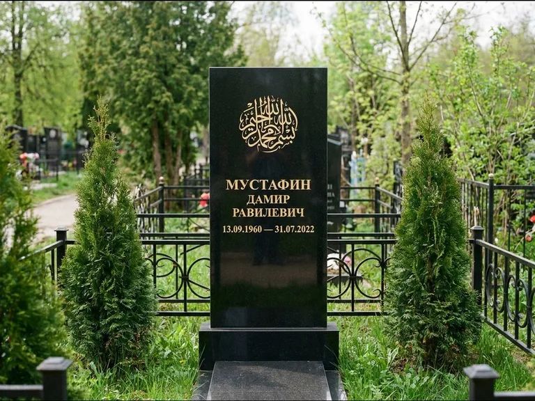 Мусульманский памятник — шахада в верхней части стелы, работа «Мустафин» в Иркутске