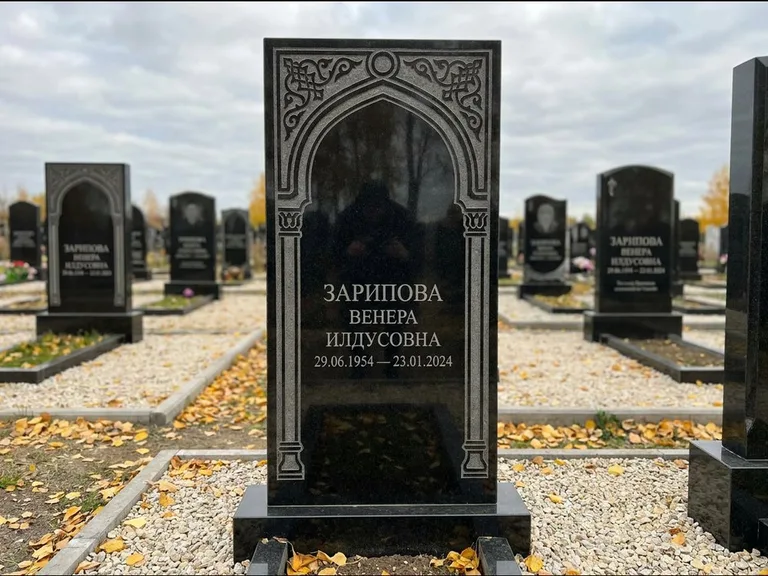 Мусульманский памятник: фигурная стела с михраб-нишей — гравировка мечети в михраб-арке с орнаментом, светлая гравийная отсыпка, работа «Зарипова» в Иркутске