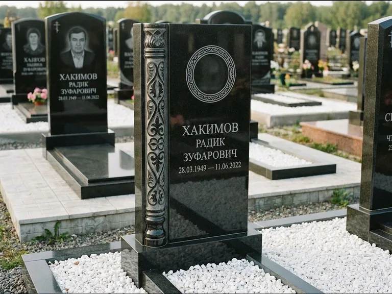 Мусульманский памятник: стела с боковой резной орнаментальной колонной — детализированная гравировка мечети Кул-Шариф, белая мраморная крошка, работа «Хабибуллин» в Иркутске