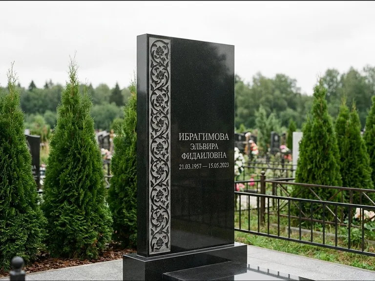 Мусульманский памятник — колонна ислими по краю стелы, работа «Ибрагимова» в Иркутске