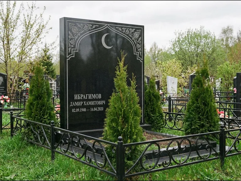 Памятник с гравировкой полумесяца — гравировка полумесяца в восточной арке с орнаментом, работа «Ибрагимов» в Иркутске