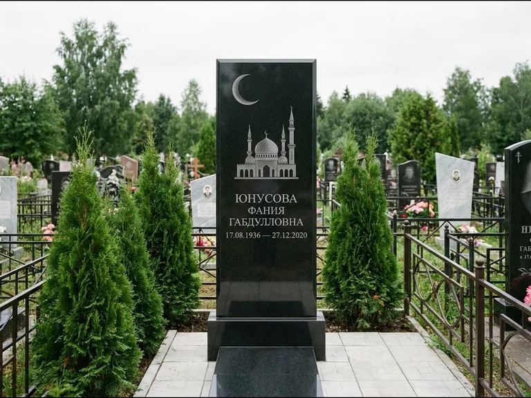 Памятник с гравировкой полумесяца — гравировка полумесяца над силуэтом мечети, работа «Юнусова» в Иркутске