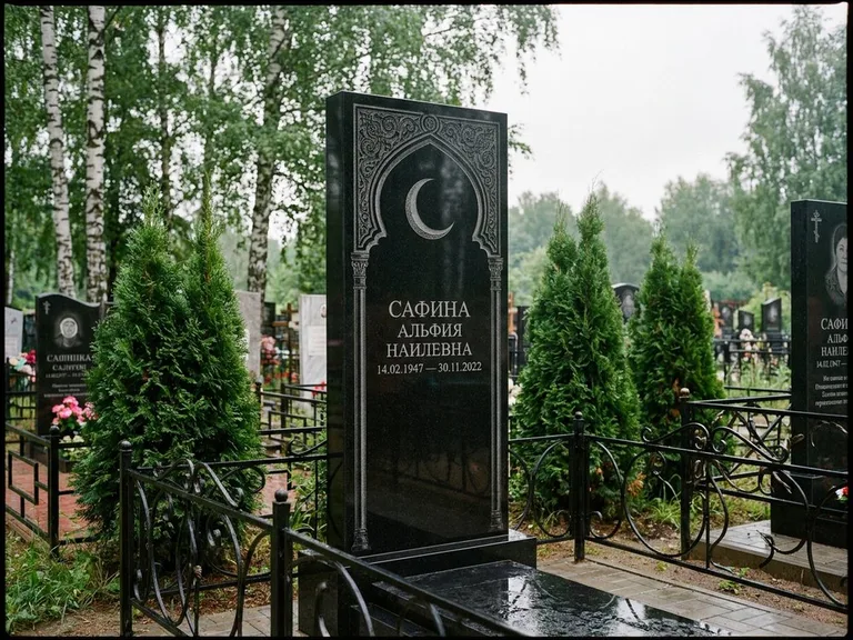 Памятник с гравировкой полумесяца — гравировка полумесяца в восточной арке с орнаментом, работа «Сафина» в Иркутске