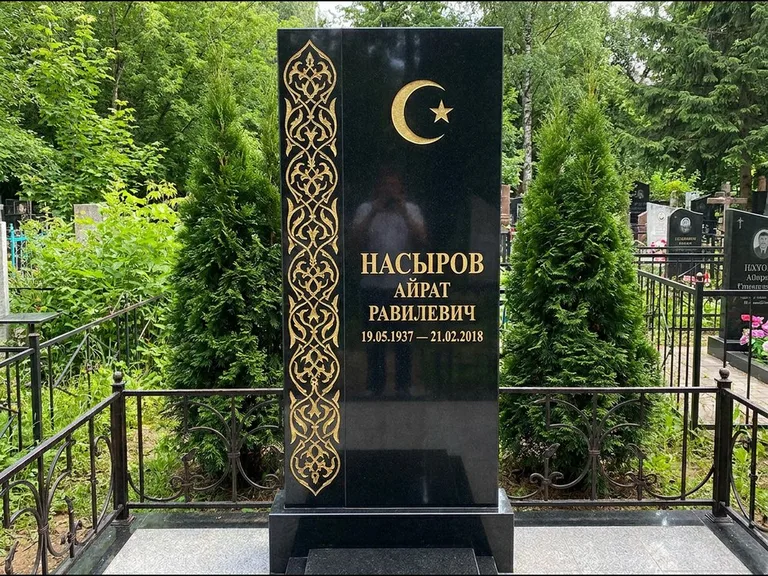 Памятник с гравировкой полумесяца — золочёный полумесяц и колонна растительного орнамента-ислими, работа «Насыров» в Иркутске