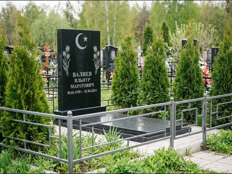 Памятник с гравировкой полумесяца — гравировка полумесяца со звездой и тюльпанами по бокам, работа «Валиев» в Иркутске