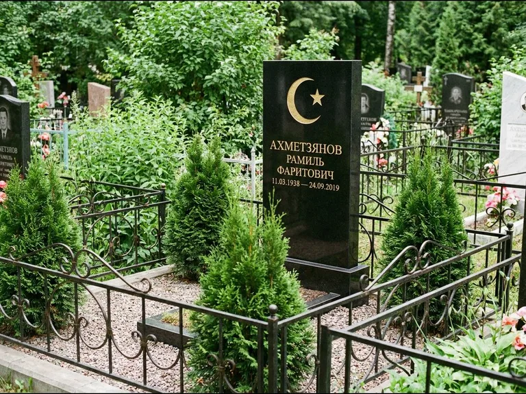 Памятник с гравировкой полумесяца — золочёная гравировка полумесяца со звездой в верхней части с, работа «Ахметзянов» в Иркутске