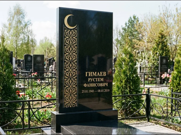Памятник с гравировкой полумесяца — золочёный полумесяц и колонна растительного орнамента-ислими, работа «Гимаев» в Иркутске