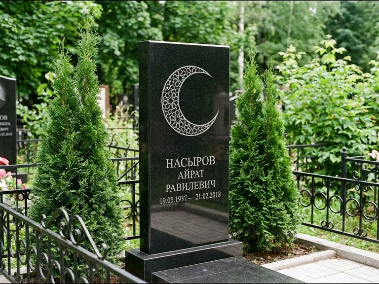 Памятник с гравировкой полумесяца — гравировка полумесяца в геометрическом орнаменте-гирихе, работа «Насыров» в Иркутске