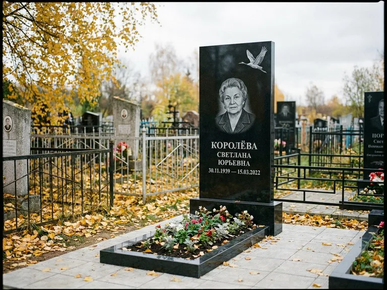 Памятник с гравировкой журавлей — белая гравировка клина журавлей, уходящего в верхний угол ст, работа «Королёва» в Иркутске