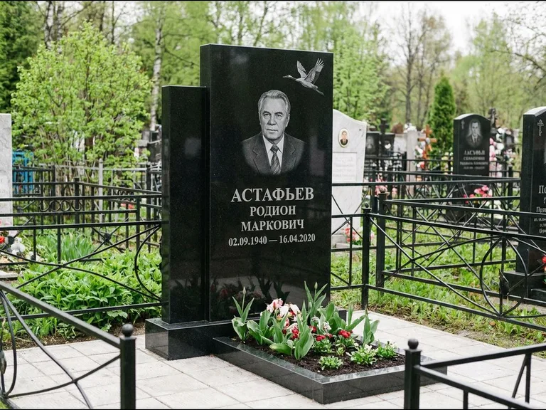 Памятник с гравировкой журавлей — гравировка одиночного летящего журавля над портретом, работа «Астафьев» в Иркутске