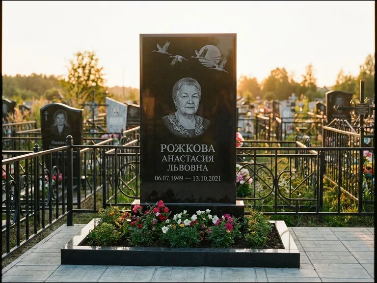 Памятник с гравировкой журавлей — гравировка клина журавлей на фоне солнечного диска, работа «Рожкова» в Иркутске