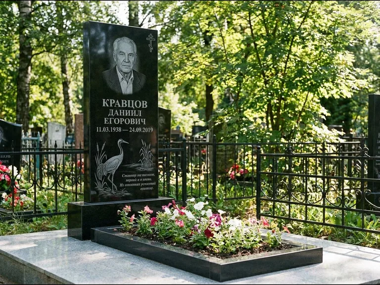 Памятник с гравировкой журавлей — гравировка журавля у камышей рядом с эпитафией, работа «Кравцов» в Иркутске