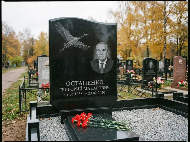 Памятник с гравировкой журавлей — гравировка журавлей, работа «Остапенко» в Иркутске