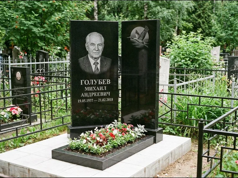 Памятник с гравировкой журавлей — гравировка клина журавлей на фоне солнечного диска, работа «Голубев» в Иркутске