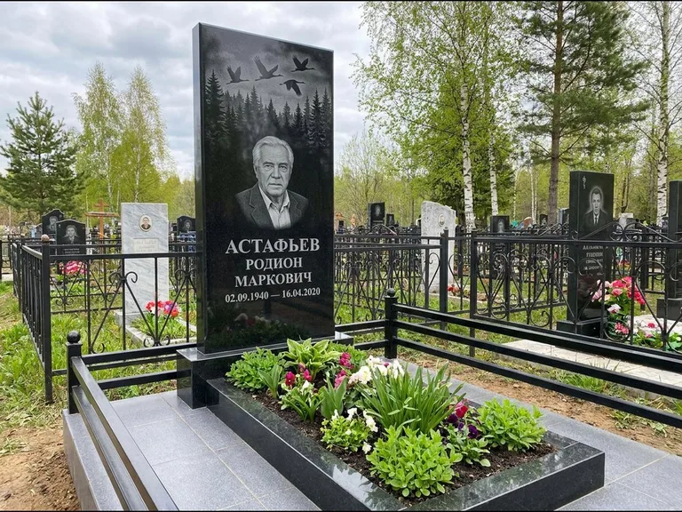 Памятник с гравировкой журавлей — гравировка силуэтов журавлей над еловым лесом, работа «Астафьев» в Иркутске
