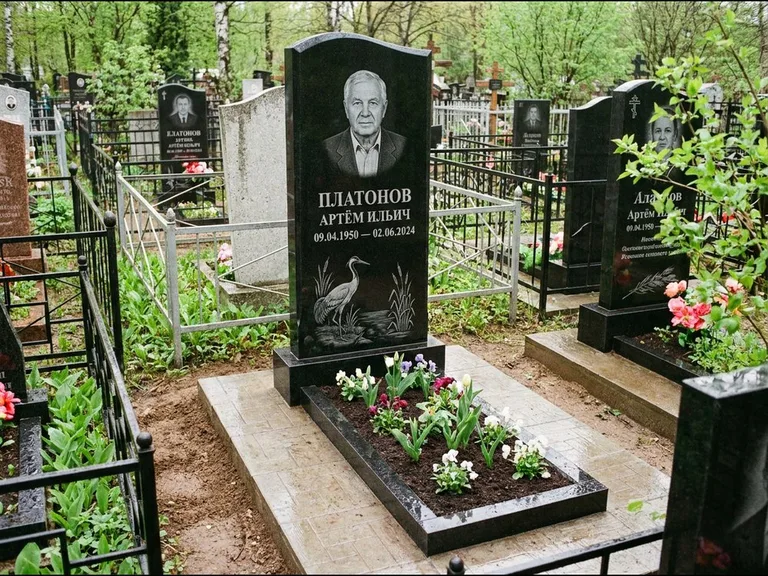 Памятник с гравировкой журавлей — гравировка журавля у камышей рядом с эпитафией, работа «Платонов» в Иркутске