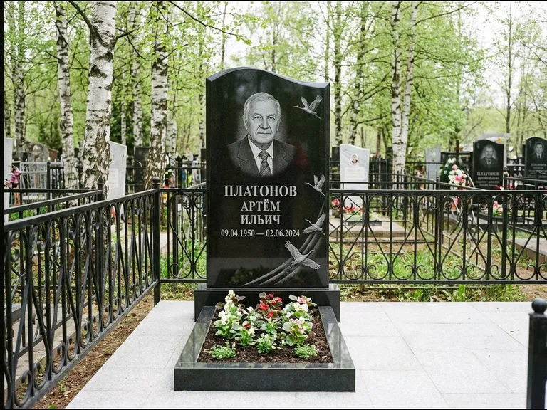 Памятник с гравировкой журавлей — гравировка трёх журавлей по диагонали через свободное поле с, работа «Платонов» в Иркутске