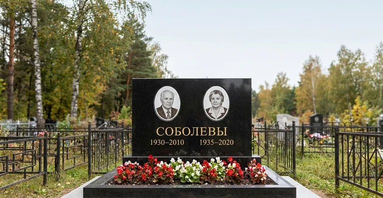 Гранитный памятник с портретом, Пример гранитного памятника работы мастерской «Мастер Каменев» на кладбище в Курортном районе Санкт-Петербурга