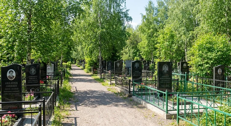 Памятники на кладбище Аякс на Русском острове во Владивостоке