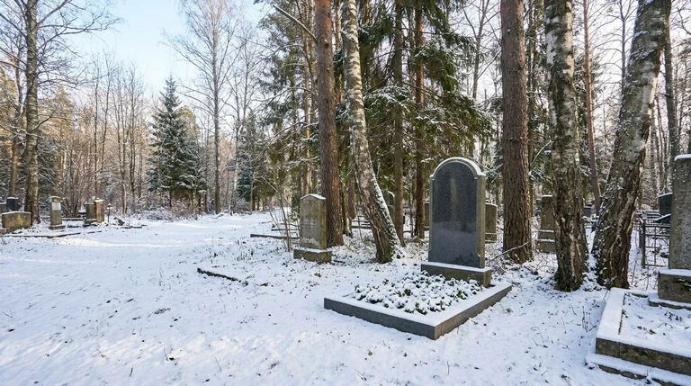 Гранитный памятник на Марковском кладбище в посёлке Маркова под Иркутском