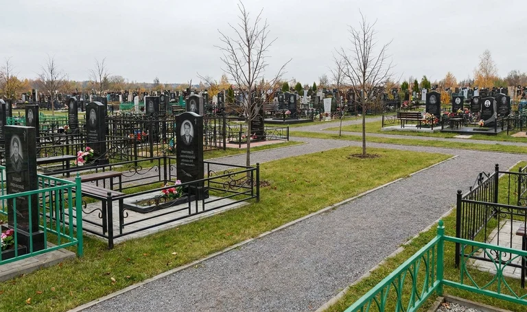 Памятники на Новом Матвеевском кладбище в Хабаровске