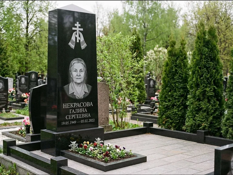 Памятник из чёрного гранита — стела-пилон с ажурным резным крестом, работа «Ерофеева» в Иркутске