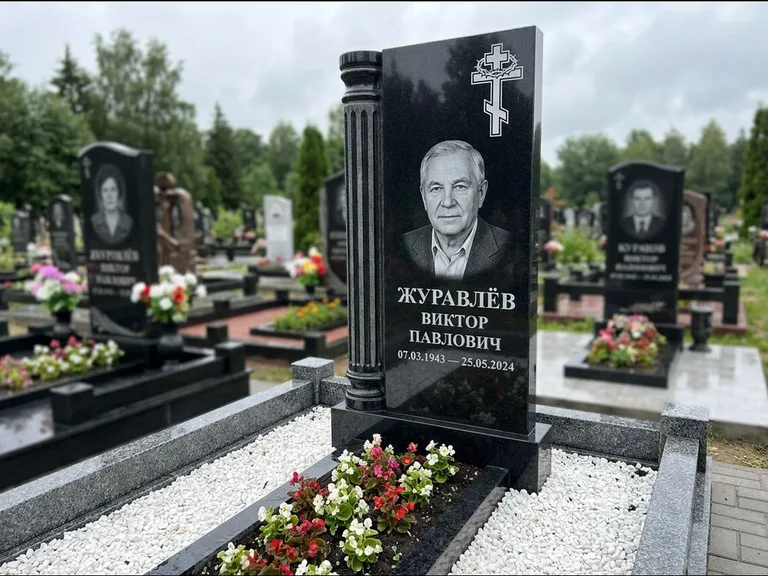 Памятник из чёрного гранита — семейный мемориал из двух стел с крестом с рушником, работа «Гущин» в Иркутске