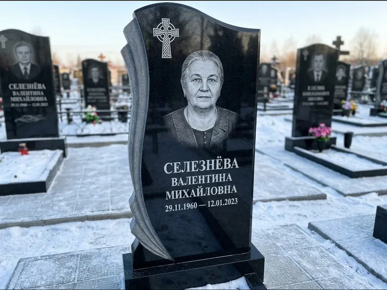 Памятник из чёрного гранита — восьмигранный обелиск с кельтским крестом, работа «Некрасова» в Иркутске