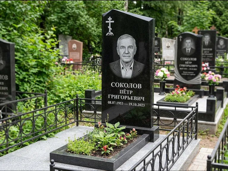 Памятник из чёрного гранита — полукруглая стела с крестом на Голгофе, работа «Журавлёв» в Иркутске