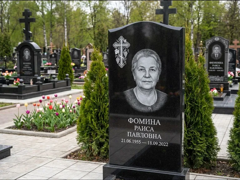 Памятник из чёрного гранита — двухцветная стела с крестом с распятием, работа «Одинцова» в Иркутске
