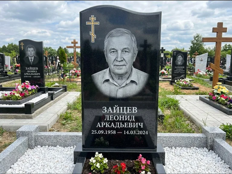 Памятник из чёрного гранита — горизонтальная семейная стела с аркой с процветшим крестом с виноградной лозой, работа «Верещагин» в Иркутске