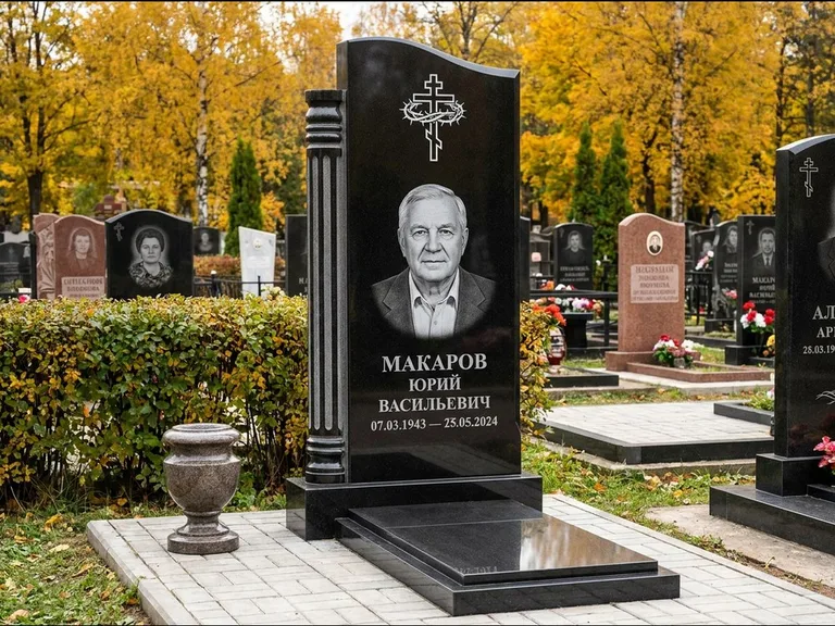 Памятник из чёрного гранита — асимметричная стела с крестом с рушником, работа «Панкратов» в Иркутске