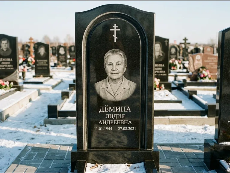 Памятник из чёрного гранита — стела-триптих с крестом с терновым венцом, работа «Ерофеева» в Иркутске