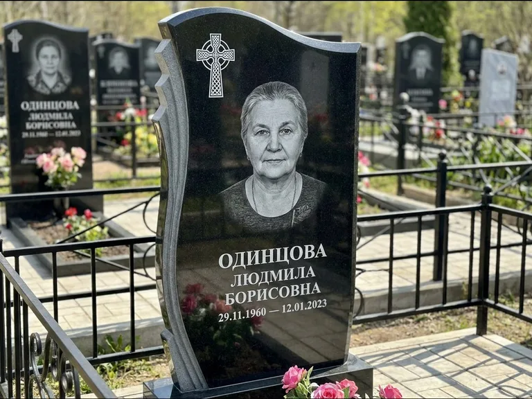 Памятник из чёрного гранита — стела с портретным овалом с кельтским крестом, работа «Савельева» в Иркутске