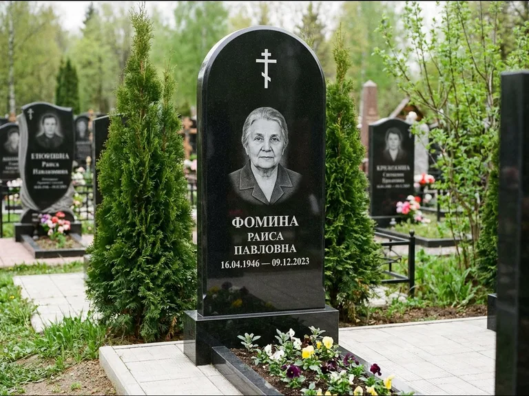 Памятник из чёрного гранита — вертикальная стела с латинским крестом, работа «Некрасова» в Иркутске