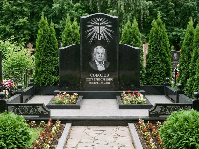 Памятник из чёрного гранита — низкая стела с крестом сбоку с золочёным крестом, работа «Верещагин» в Иркутске