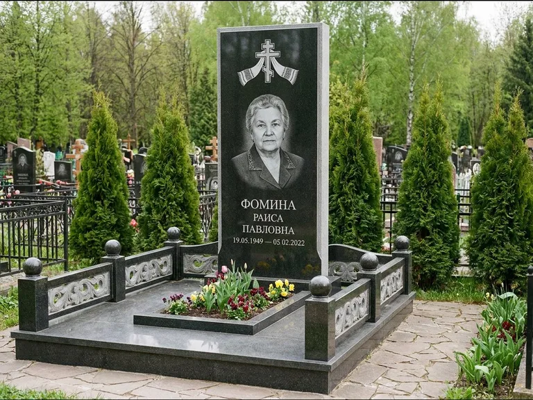 Памятник из чёрного гранита — семейный мемориал с ажурным резным крестом, работа «Мельникова» в Иркутске