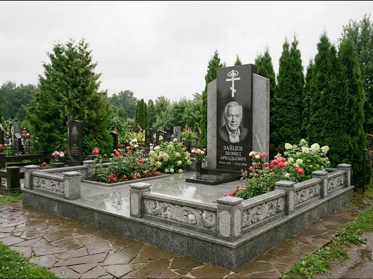 Памятник из чёрного гранита — стела с двумя портретами с крестом с рушником, работа «Богданов» в Иркутске