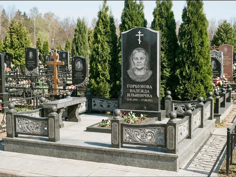 Памятник из чёрного гранита — стела с золочёным крестом с крестом с терновым венцом, работа «Селезнёва» в Иркутске