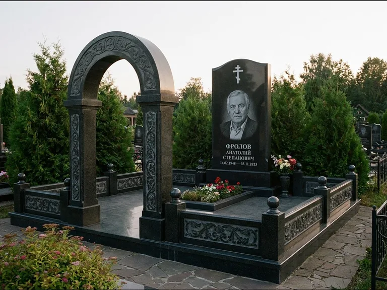 Памятник из чёрного гранита — высокая стела с процветшим крестом с православным восьмиконечным крестом, работа «Панкратов» в Иркутске