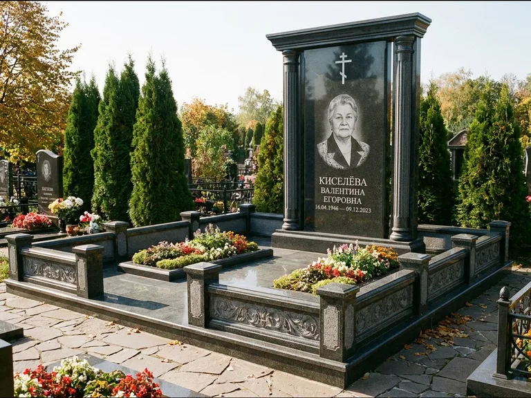 Памятник из чёрного гранита — стела с кельтским крестом с латинским крестом, работа «Ерофеева» в Иркутске