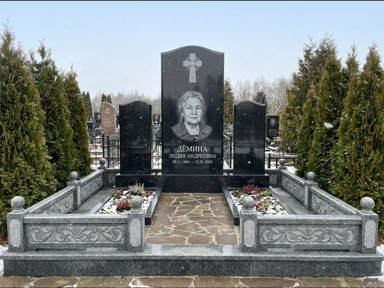 Памятник из чёрного гранита — стела с крестом и ветвью с кельтским крестом, работа «Лаврентьева» в Иркутске
