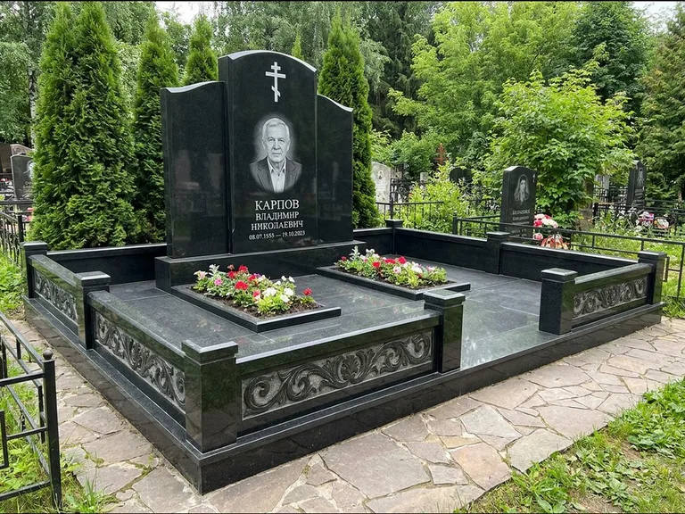 Памятник из чёрного гранита — двойная семейная стела с крестом на Голгофе, работа «Тихонов» в Иркутске