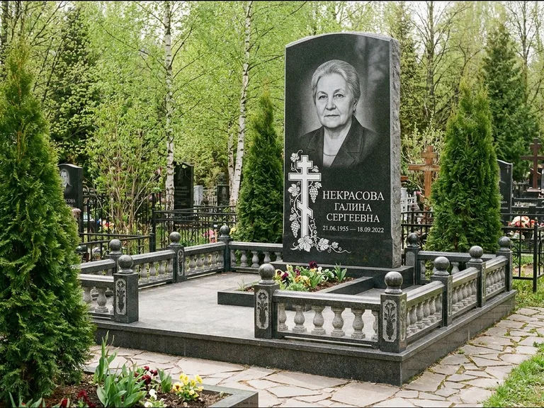 Памятник из чёрного гранита — стела с крестом и книгой с крестом с распятием, работа «Савельева» в Иркутске