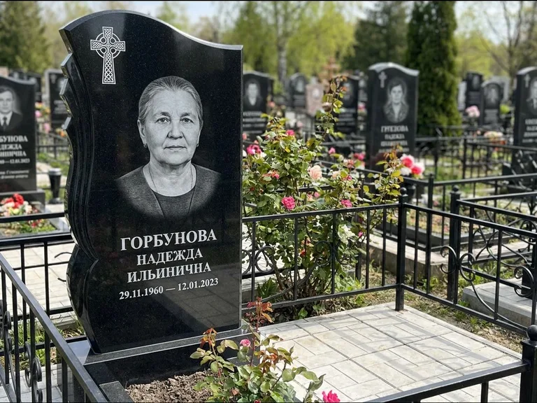 Памятник из чёрного гранита — высокий обелиск с кельтским крестом, работа «Одинцова» в Иркутске